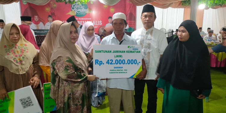 Bupati Bengkalis Serahkan Santunan Jaminan Kematian BPJS Ketenagakerjaan bagi Pekerja Rentan