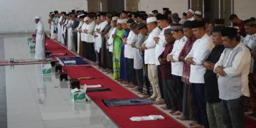 Gubernur dan Wagub Riau Shalat Tarawih di Masjid Raya Nurul Wathan