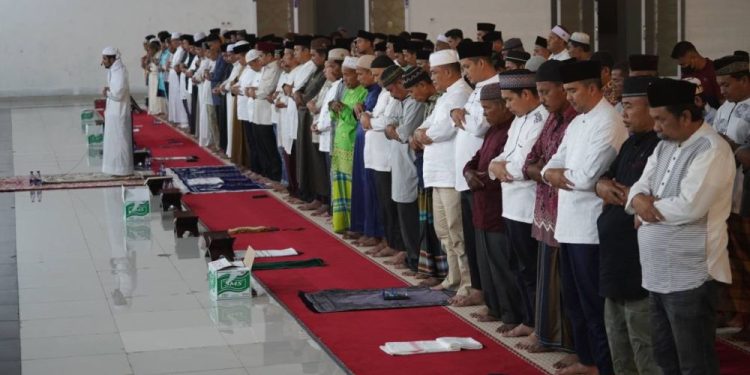 Gubernur dan Wagub Riau Shalat Tarawih di Masjid Raya Nurul Wathan