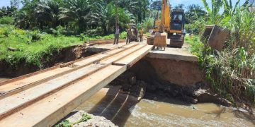 Jalan Putus di Bangun Purba Rohul, Dinas PUPRPKPP Provinsi Riau Bangun Jembatan Darurat