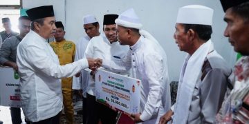 Kunker di Panipahan Rohil, Gubernur Riau Syamsuar Salurkan Bantuan Masyarakat