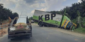 Rem Blong, Truk Hino Seruduk 2 Colt Diesel di Lintas Timur Riau