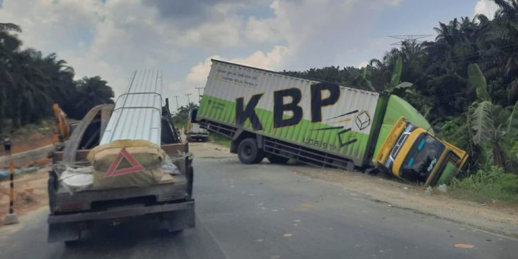 Rem Blong, Truk Hino Seruduk 2 Colt Diesel di Lintas Timur Riau