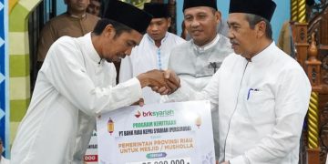 Safari Ramadhan di Tuah Karya, Gubernur Syamsuar Serahkan Bantuan untuk Masyarakat