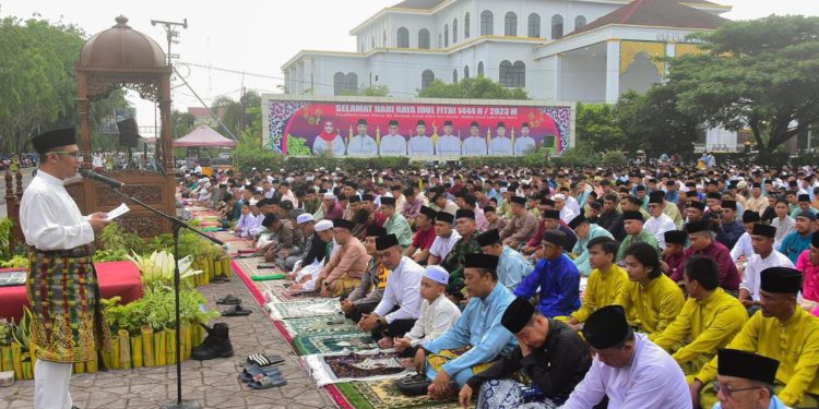 Wabup Bagus Sholat Ied Bersama Masyarakat Negeri Junjungan