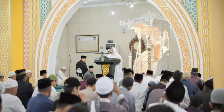Bupati Kasmarni Shalat Ied Bersama Warga di Masjid Besar Arafah Duri