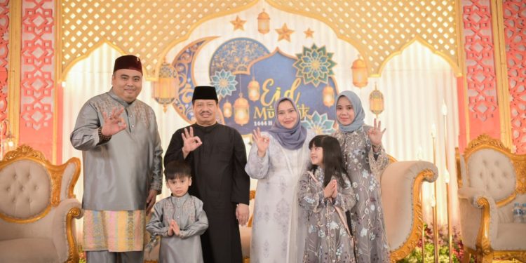 Bupati Kasmarni dan Keluarga Sambut Ramah Masyarakat Saat Gelar Open House
