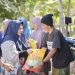 Bupati Kasmarni Bagi Sembako Door to door Sembari Mendengarkan Keluhan Masyarakat Dalam Safarinya di Kecamatan Rupat