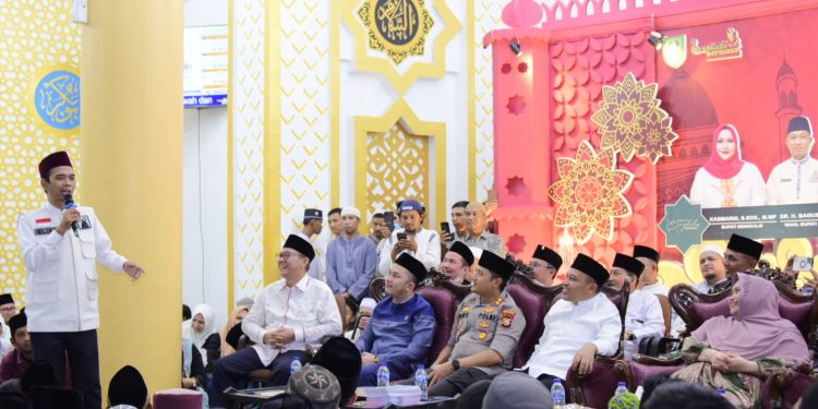 Hadirkan Ustadz Abdul Somad, Bupati Kasmarni Bersama Ribuan Masyarakat Peringati Nuzulul Quran di Masjid Arafah Duri