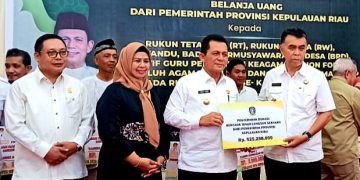 Kunker ke Natuna, Gubernur Ansar Serahkan Berbagai Insentif dan Bantuan Longsor Serasan