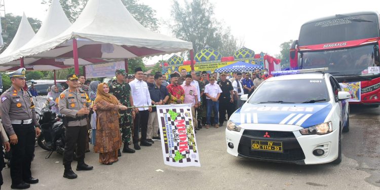 Bupati Bengkalis Lepas Bus Mudik Asik Gratis