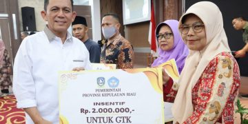 Gubernur Ansar Serahkan Bantuan Insentif Berbagai Komponen Masyarakat di Kabupaten Karimun