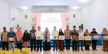 Bantu Penuhi Kebutuhan Masyarakat Selama Puasa, Gubernur Ansar Serahkan 1.300 Paket Sembako di Lingga