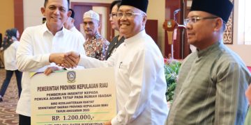 Gubernur Ansar Serahkan Berbagai Bantuan dan Insentif untuk Masyarakat Tanjungpinang