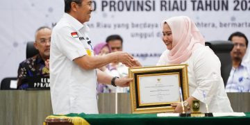 Bupati Kasmarni Terima Penghargaan Kategori Kabupaten Pembangunan Daerah Terbaik I Tahun 2023 Dari Gubernur Riau