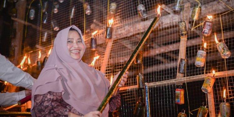 Buka Festival Lampu Colok di Negeri Junjungan, Bupati Kasmarni Ajak Masyarakat Abadikan Setiap Miniatur