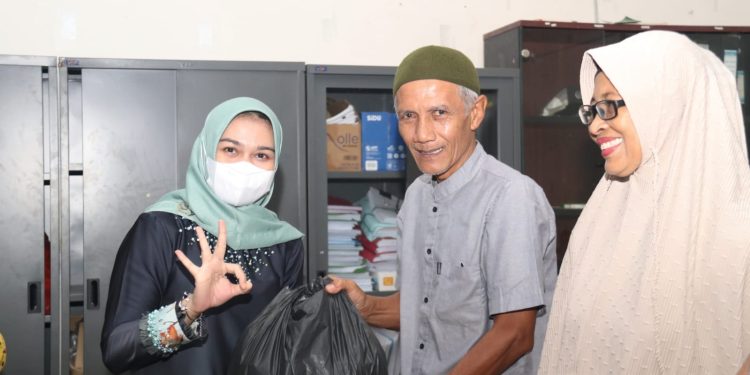 Dipimpin Ira Vandriyani, DWP Setda Bengkalis Bagikan Sembako dan Santuni Anak Yatim