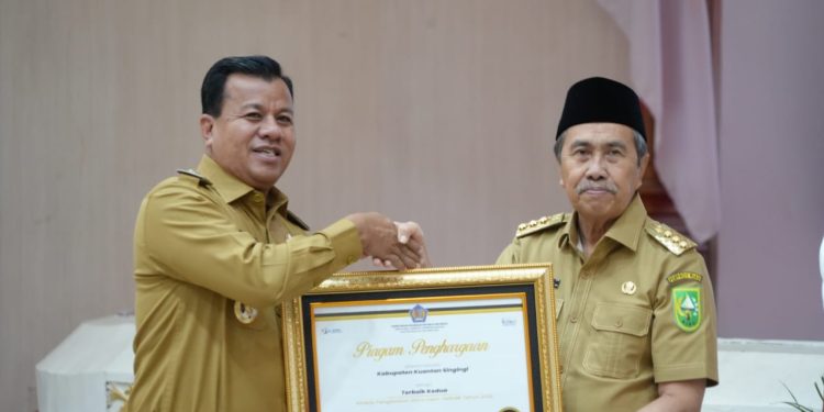 Pemkab Kuansing Terima Penghargaan Sebagai Kabupaten Kinerja Pengelolaan Dana Desa Terbaik