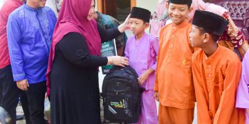 Safari Ramadhan di Siak Kecil, Bupati Kasmarni Serahkan Bantuan Kepada Masjid, Anak Yatim dan Dhuafa