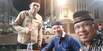 Raja Bakhtiar (tengah) didukung para sahabat maju Pilkada Kabupaten Karimun 2024 mendatang