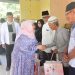 Bupati Bengkalis Serahkan Bantuan Penampung Air Hujan Untuk Masyarakat Desa Buruk Bakul