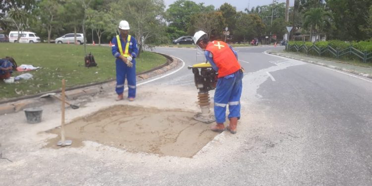 Demi Kelancaran Berkendara dan Keselamatan Warga, PHR Perbaiki Jalan Berlubang di Rumbai