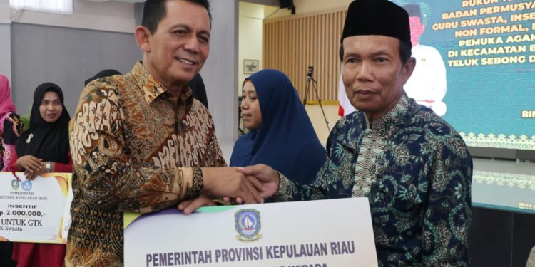 Gubernur Ansar Serahkan Bantuan Insentif Tahun Anggaran 2023 se-Kabupaten Bintan