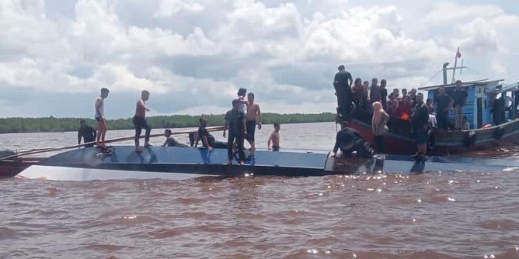 Kapal SB Evelyn Tujuan Tanjung Pinang Terbalik di Inhil