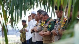 Selain Ikut Padamkan Karhuta Gubri Sempatkan Sholat Istisqa di Pinang Kampai Dumai