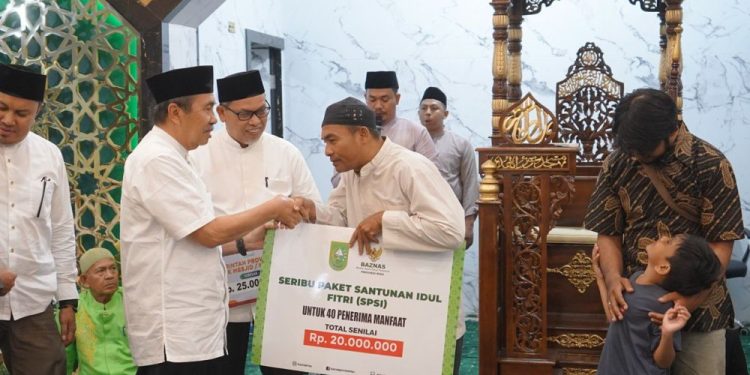 Serahkan Bantuan Saat Safari Ramadan, Gubri Syamsuar : Semoga Bermanfaat