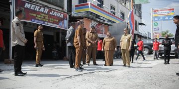 Lewati Kerusakan Jalan Mawar Duri, Bupati Kasmarni Intruksikan Dinas PUPR Lakukan Perbaikan