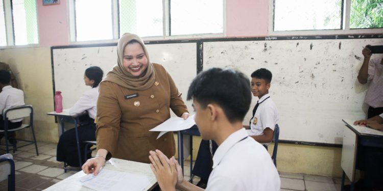 Tinjau Ujian Akhir SD dan SMP di Mandau, Pinggir dan Bathsol, Bupati Kasmarni Beri Semangat ke Siswa
