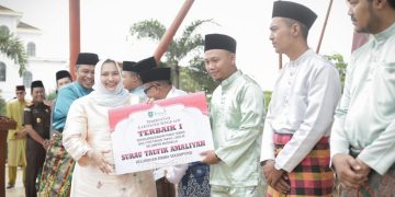 Bupati dan Wakil Bupati Bengkalis Serahkan Hadiah Pemenang Lomba Pawai Takbir dan Lampu Colok Tahun 2023