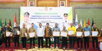 Gubernur Ansar Serahkan Anugrah Paritrana Award 2022 Provinsi Kepri