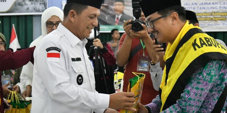 Gubernur Ansar Lepas Jamaah Calon  Haji Kloter 1 di Embarkasi Batam