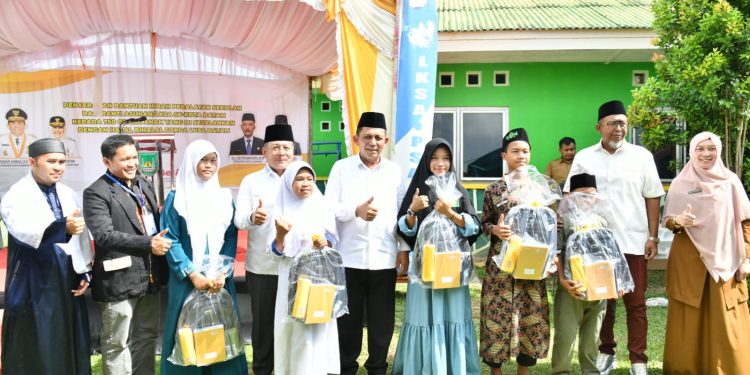 Gubernur Ansar Serahkan Bantuan Bagi Anak Yatim se-Kota Batam