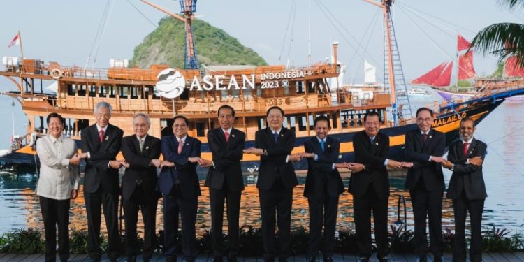 Presiden Jokowi Sambut Pemimpin ASEAN di Labuan Bajo