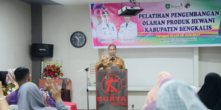 Bupati Kasmarni Buka Pelatihan Pengembangan Olahan Produk Hewani