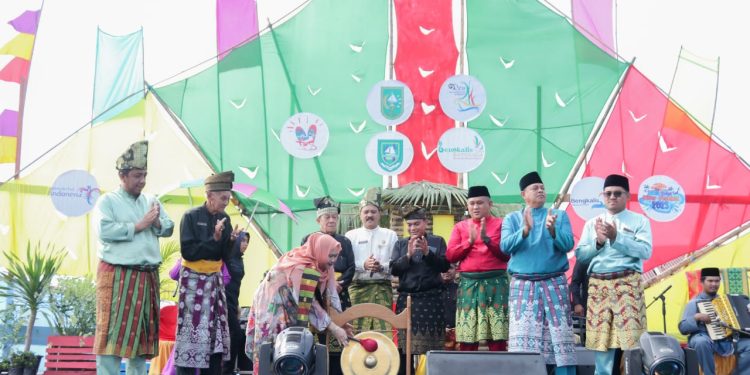 Buka Festival Sungai Bukit Batu, Bupati Kasmarni Ajak Masyarakat dan Swasta Dukung Pembangunan Desa Wisata