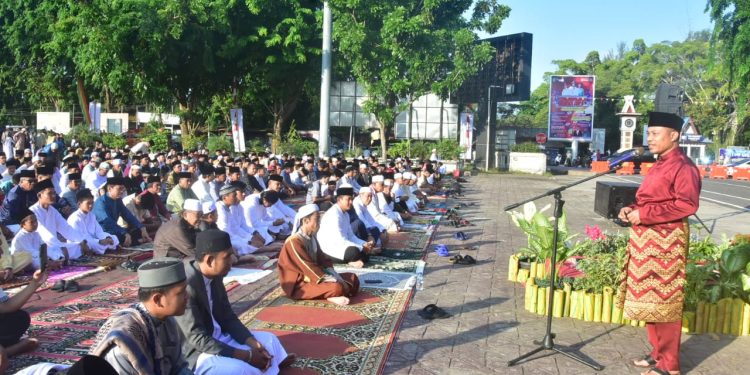 Wabup Bagus Sholat Ied di Lapangan Tugu Bengkalis