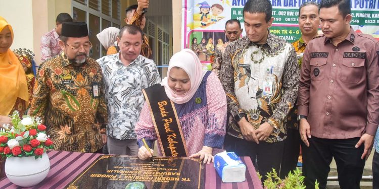Terus Tingkatkan Kualitas Pendidikan, Bupati Kasmarni Resmikan TK Negeri Pembina 1 Pinggir