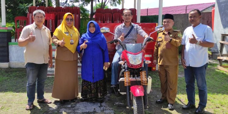 Serahkan Bantuan Untuk Warga Tanjungpinang Barat, Walikota Rahma Berharap Digunakan Sebaiknya
