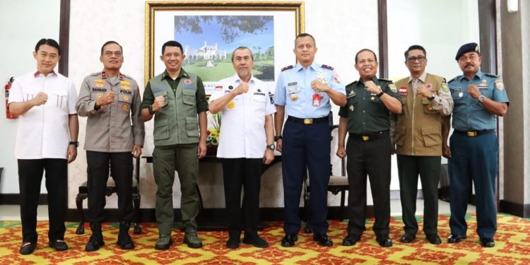 Wakil Ketua DPRD  Riau Hardianto Menjemput Kedatangan Kepala BNPB Letjen TNI Suharyanto