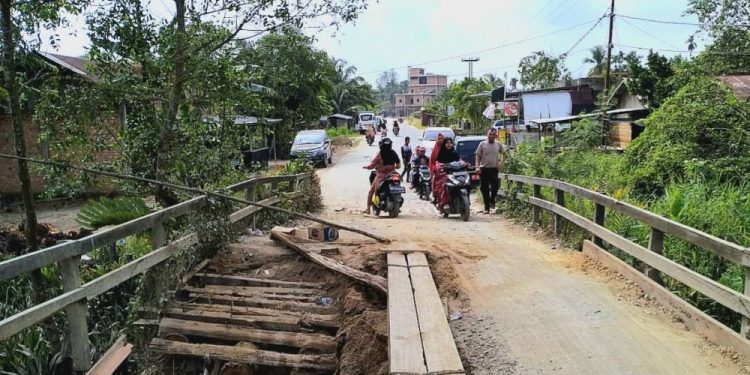 Dinas PUPR Riau Gerak Cepat Perbaiki Jembatan Ambruk di Keritang Inhil