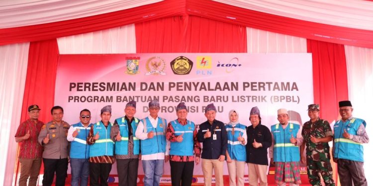 Pemerintah Realisasikan BPBL, Ratusan Warga Riau Disambung Listrik PLN Gratis