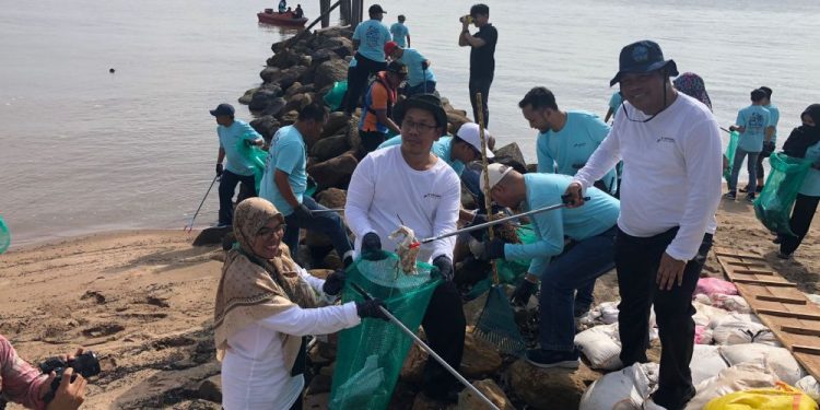 Peringati Hari Lingkungan Hidup, DLHK Riau Bersih-bersih di Pantai Marina Dumai