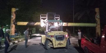 Petugas Dinas PUPR Kembali Pasang Portal Jembatan Leighton, Subuh Tadi