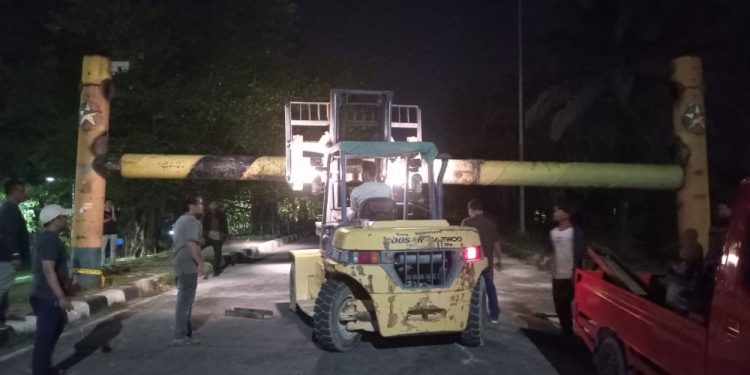 Petugas Dinas PUPR Kembali Pasang Portal Jembatan Leighton, Subuh Tadi