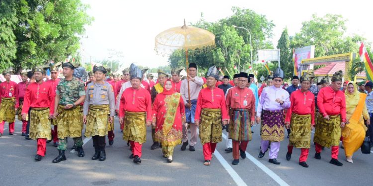Berpakaian Baju Melayu Lengkap, Bupati dan Wakil Bupati Ikuti Rapat Paripurna Hari Jadi Bengkalis Ke-511