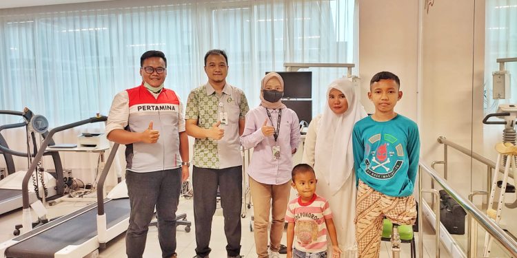 Terima Bantuan Kaki Palsu PHR, Fairus Remaja Asal Duri Ini Tak Sabar Ingin Sekolah Lagi